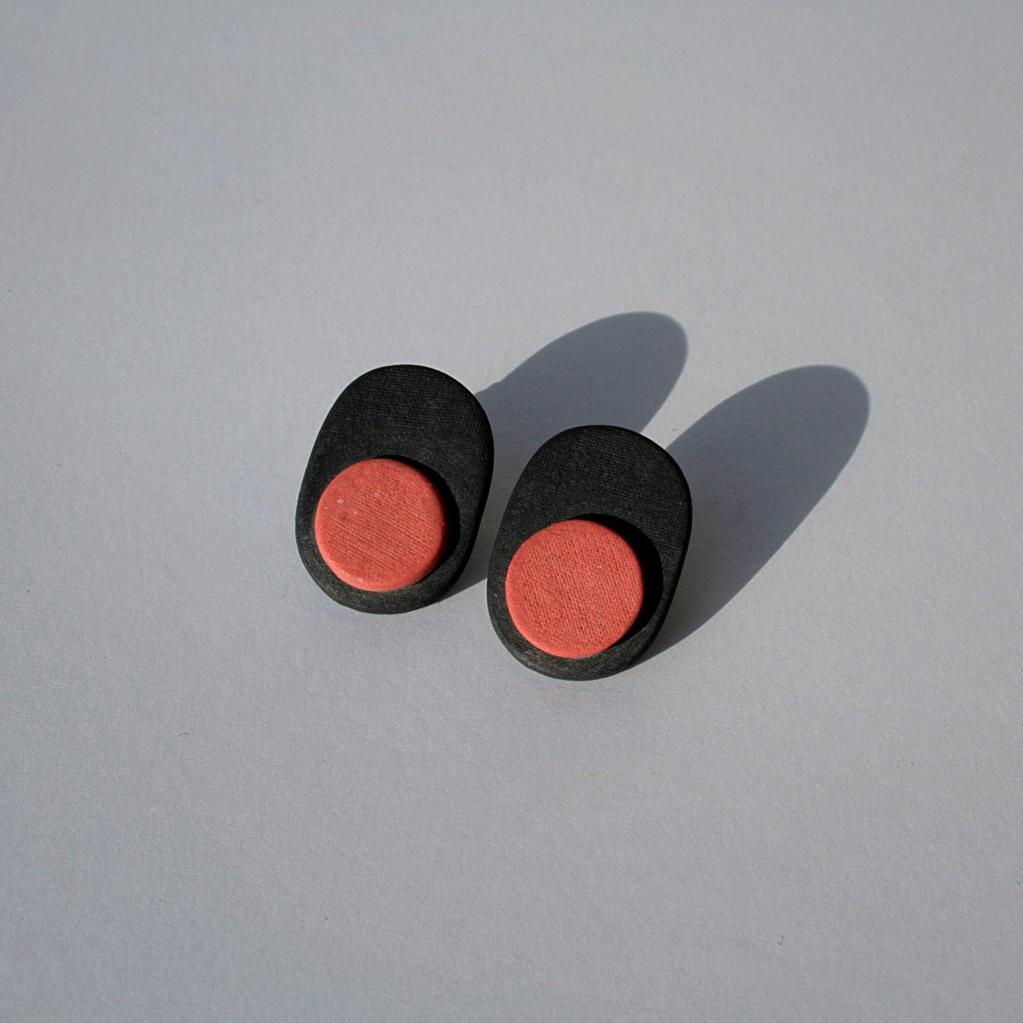 Pendientes Ovalo Negro Círculo Rojo